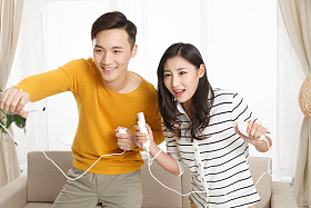 青年情侣玩游戏