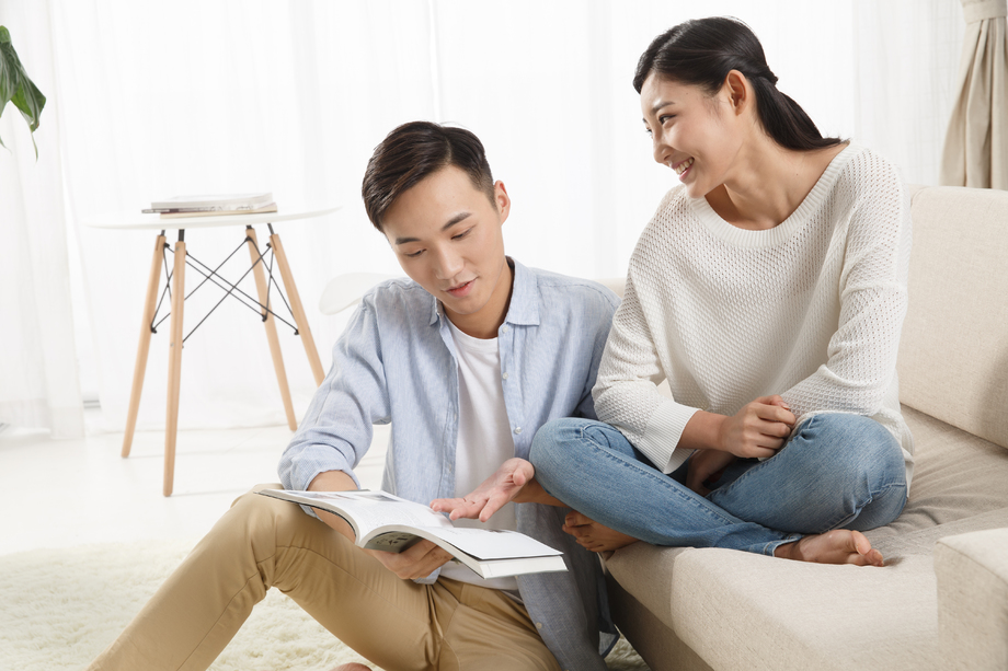 青年情侣一起看书图片 青年情侣一起看书图片