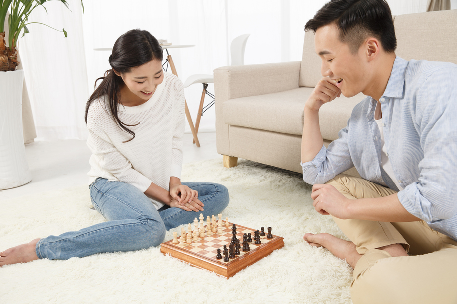 青年情侣下象棋
