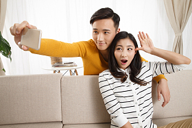 青年情侣用手机自拍