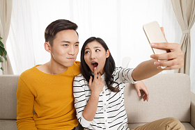 青年情侣用手机自拍