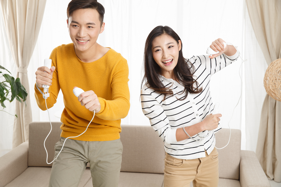 青年情侣玩游戏图片
