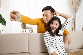 青年情侣用手机自拍