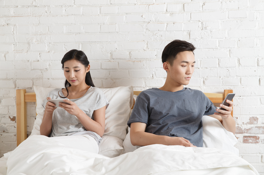 青年情侣看手机图片