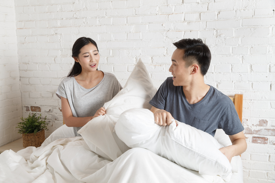 打闹的青年情侣图片
