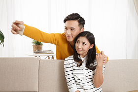 青年情侣用手机自拍照片