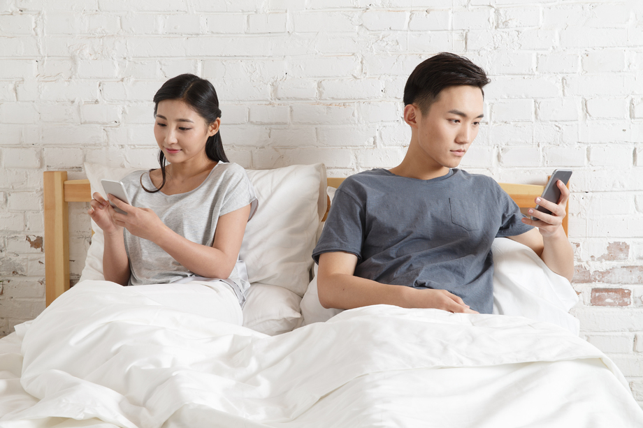 青年情侣看手机图片