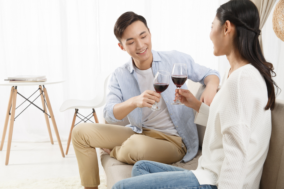 青年情侣喝红酒