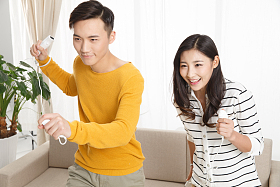 青年情侣玩游戏图片