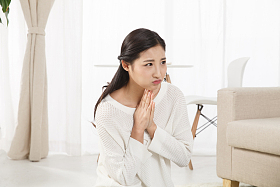 青年女人拿着扑克牌图片
