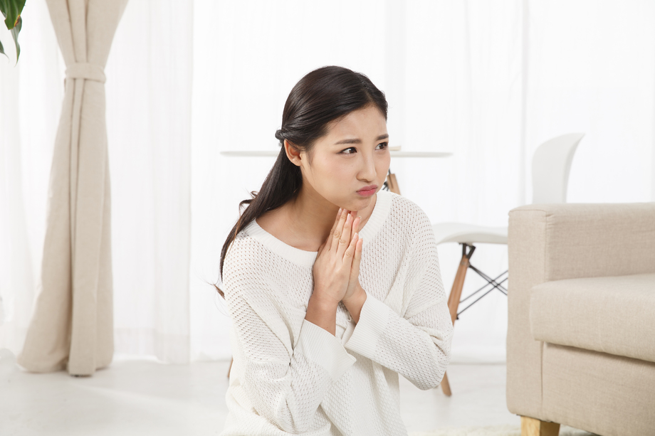 青年女人拿着扑克牌图片