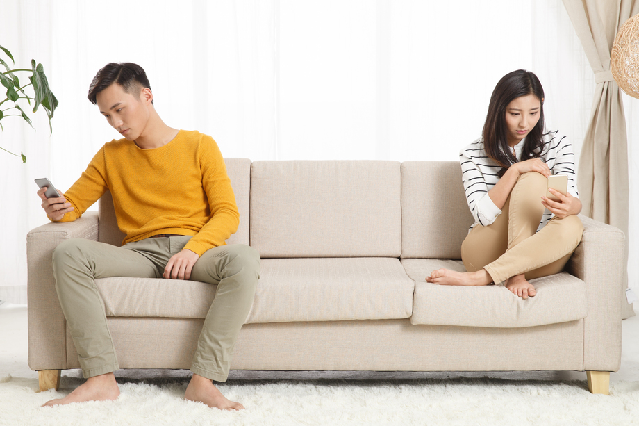 青年情侣看手机 青年情侣看手机