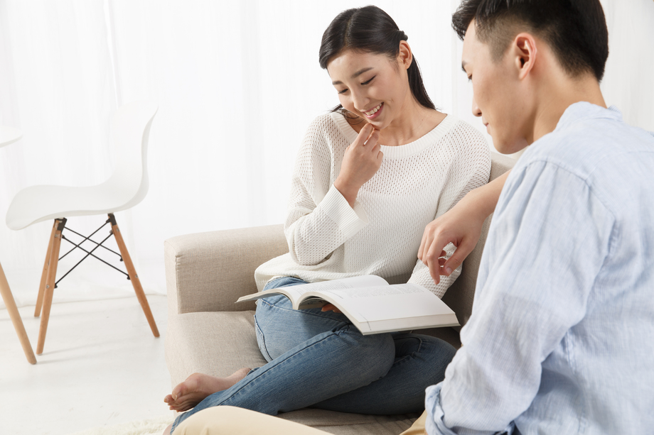 青年情侣一起看书图片