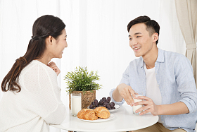 青年情侣吃早餐