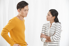 青年情侣吵架图片
