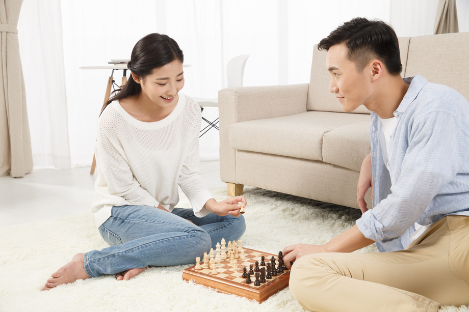 青年情侣下象棋照片