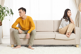 青年情侣吵架图片