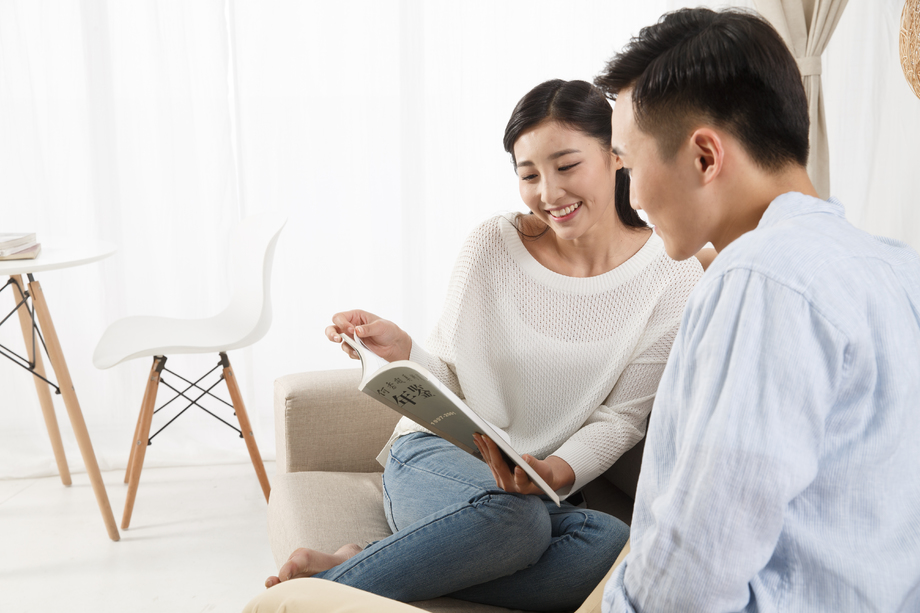 青年情侣一起看书图片 青年情侣一起看书图片