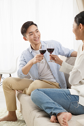 青年情侣喝红酒