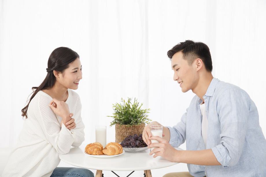 青年情侣吃早餐