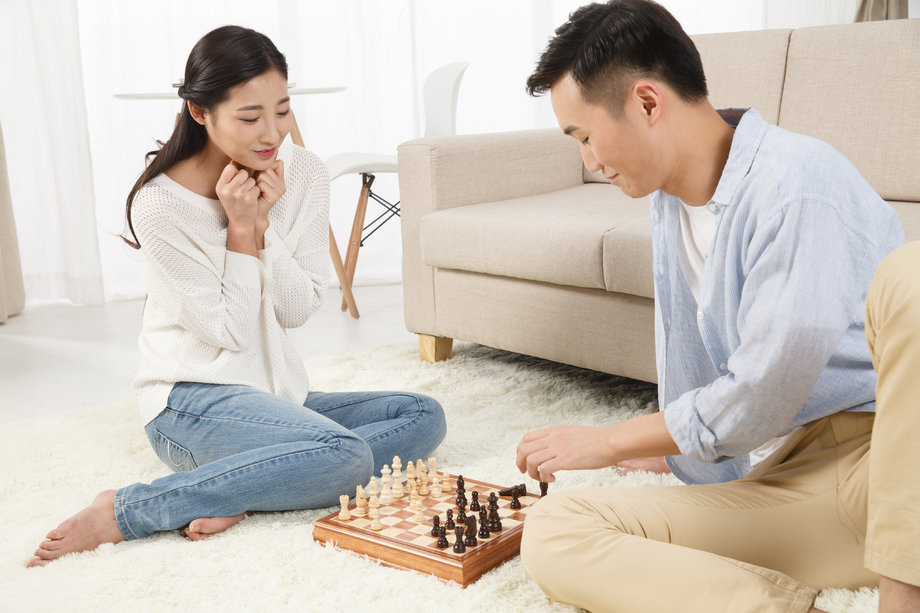 青年情侣下象棋 青年情侣下象棋