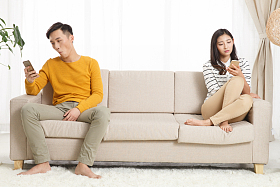 青年情侣看手机