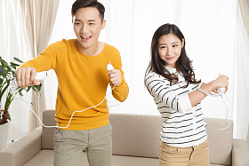 青年情侣玩游戏图片