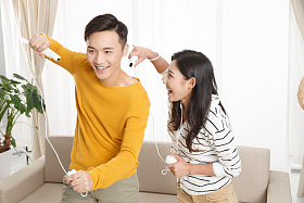 青年情侣玩游戏