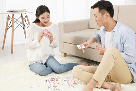 青年情侣玩扑克