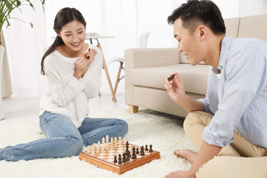 青年情侣下象棋照片