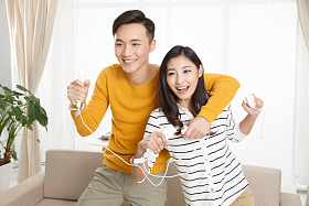 青年情侣玩游戏