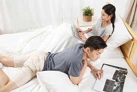 青年男人在床上看书