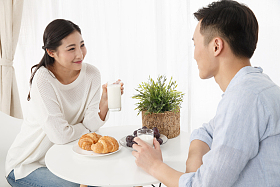 青年情侣吃早餐