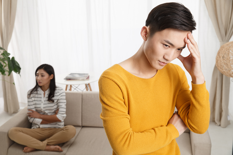 不高兴的青年情侣图片