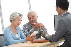 老年夫妇与理财顾问图片