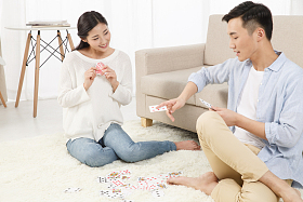 青年情侣玩扑克牌图片
