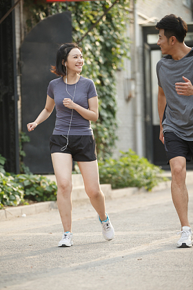 青年情侣跑步健身图片