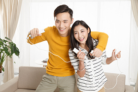 青年情侣玩游戏