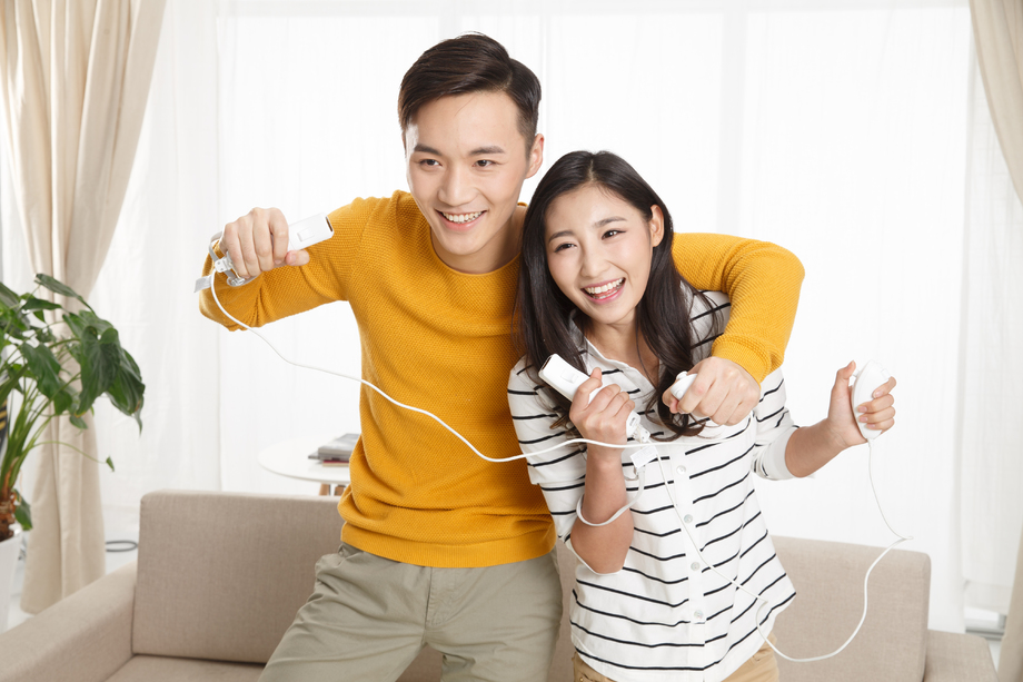 青年情侣玩游戏