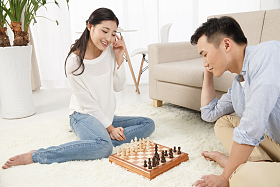 青年情侣下象棋照片