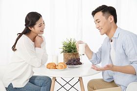 青年情侣吃早餐