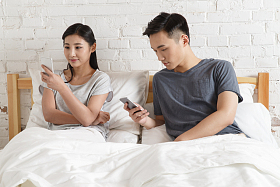青年情侣看手机图片