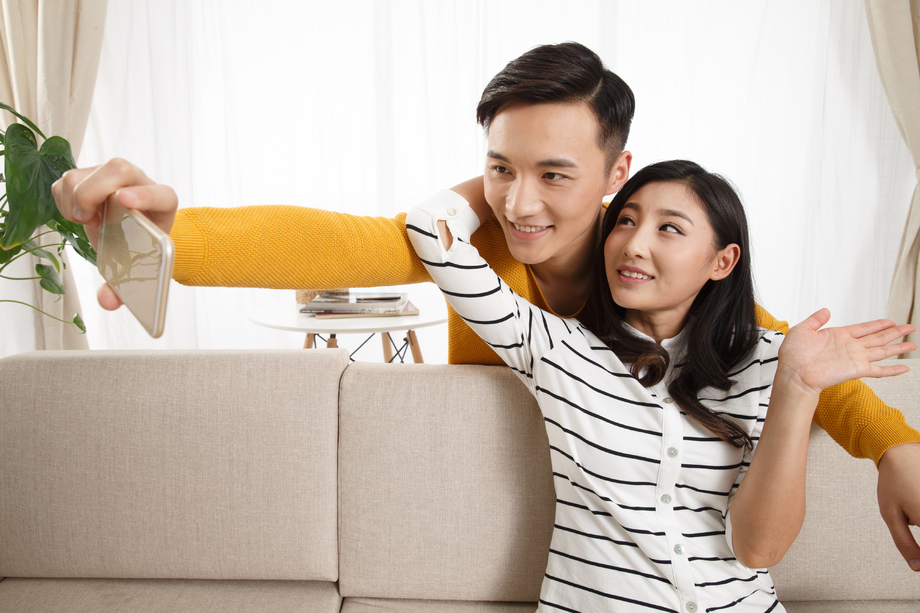 青年情侣用手机自拍照片 青年情侣用手机自拍照片