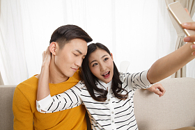 青年情侣用手机自拍