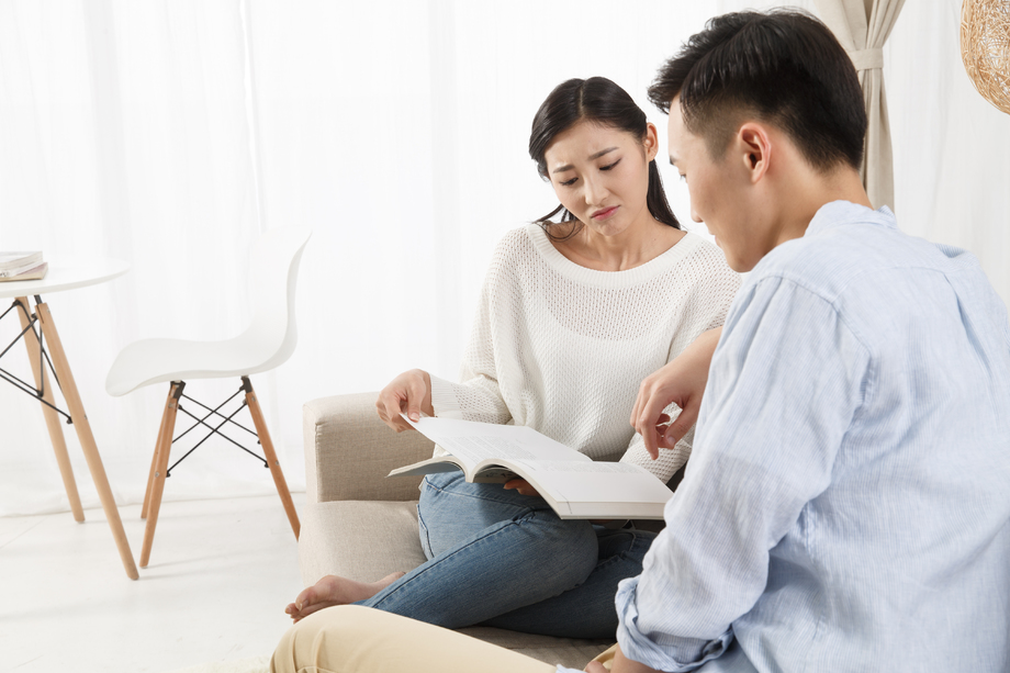 青年情侣一起看书照片 青年情侣一起看书照片