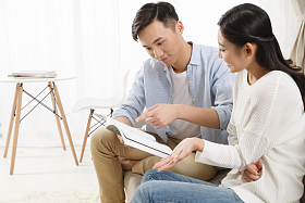 青年情侣一起看书图片