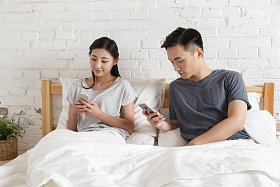 青年情侣看手机图片