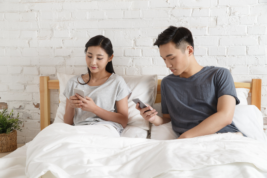 青年情侣看手机图片 青年情侣看手机图片