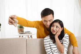 青年情侣用手机自拍