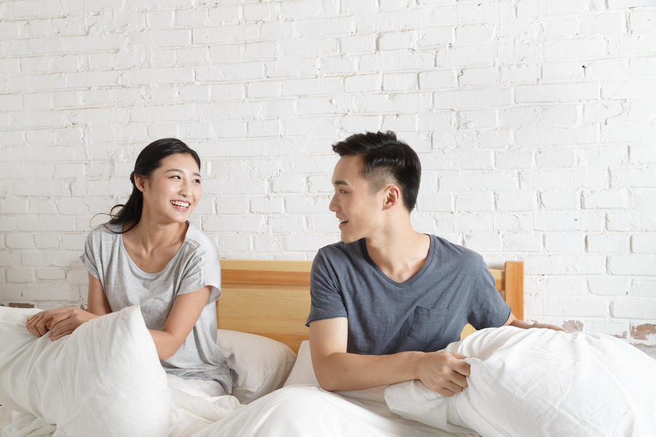 打闹的青年情侣图片